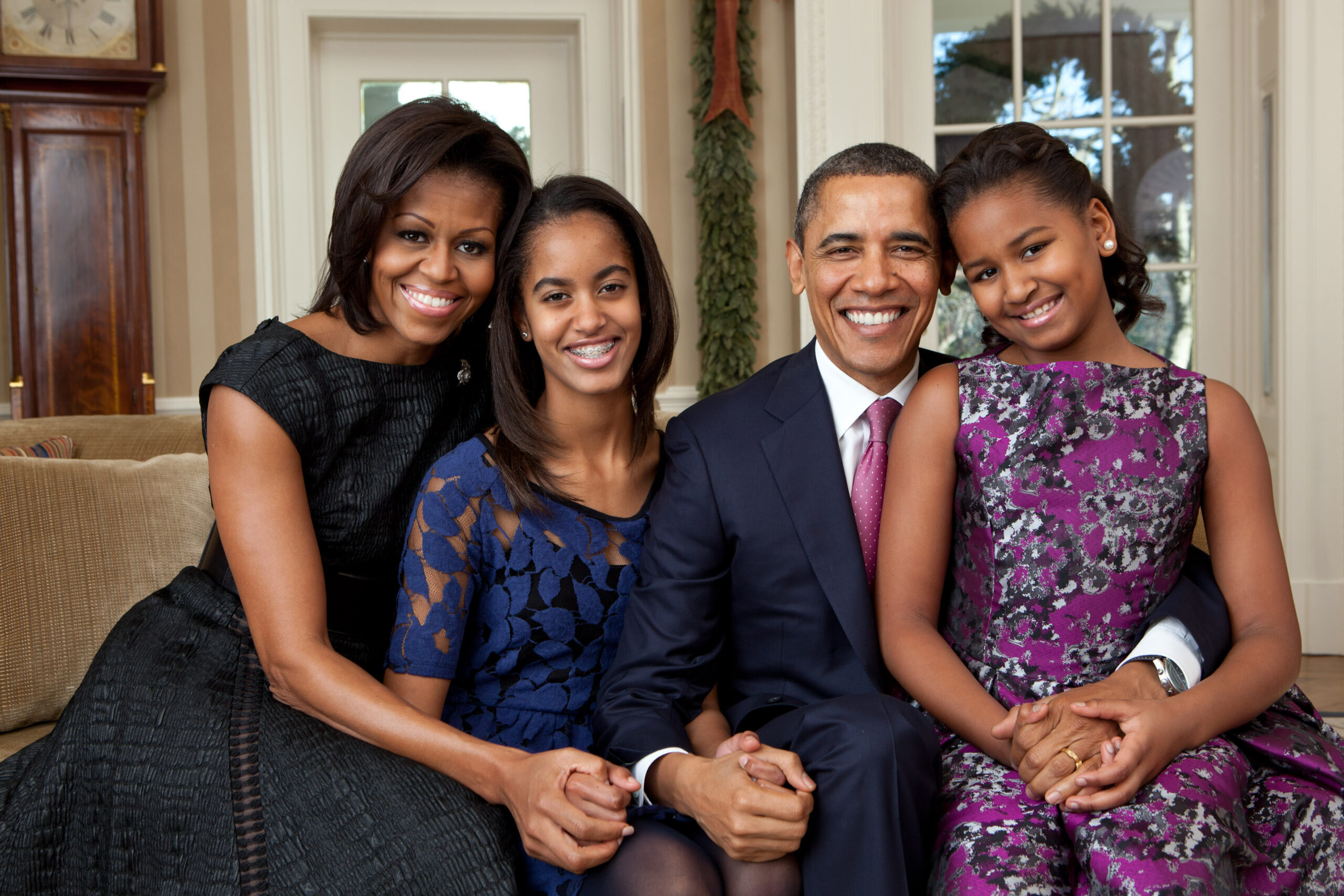 barack_obama_family_portrait_2011-7887127