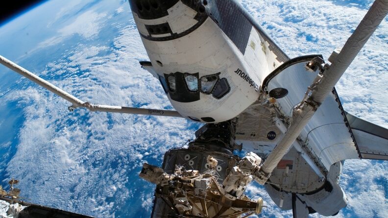 space_blue_planet_earth_iss_shuttle_endeavour_96306_3840x2160-6037021